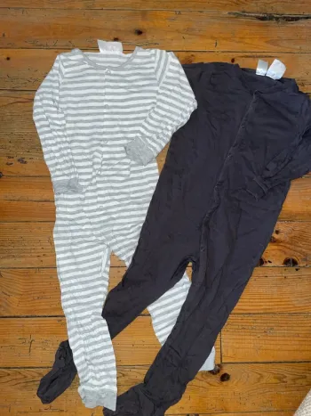 Lot deux pyjamas fins 98cm un sans pieds un avec