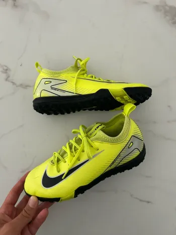 Basket de foot synthétique Nike taille 35.5