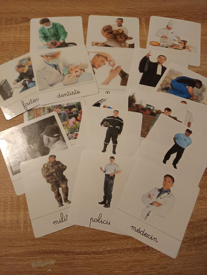Montessori nomenclature des métiers Voici un ensemble de cartes Montessori représentant différents métiers ! Ces cartes sont un excellent outil pédagogique pour aider les enfants à découvrir et à comprendre les différents types de professions. 

Chaque ca
