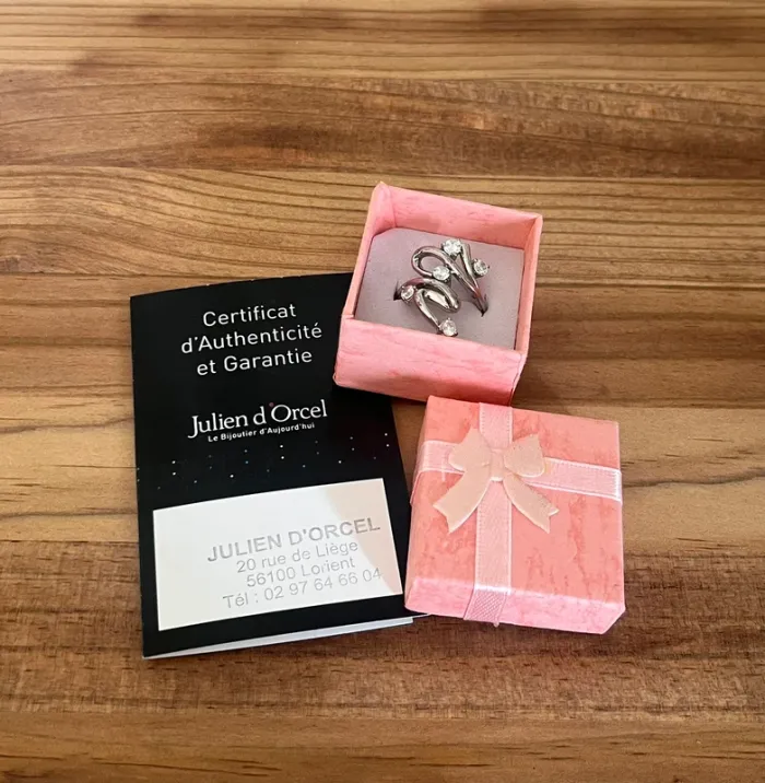 Bague en argent et oxydes de zirconium