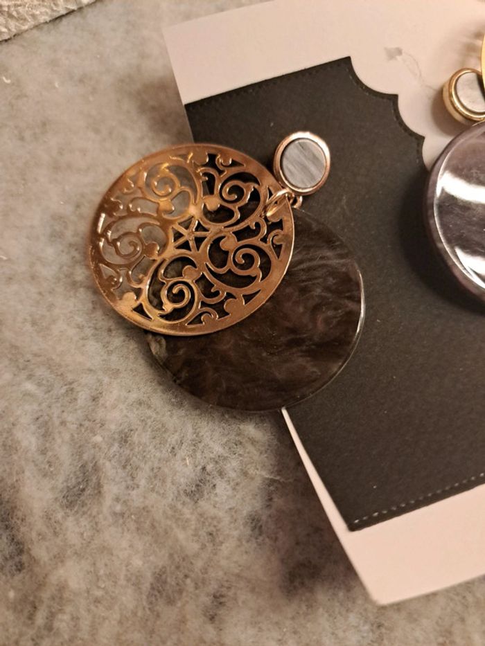 Boucles d'oreilles pendante ronde noir gris doré - photo numéro 5