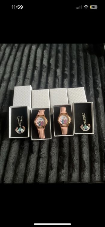 Lot 2 montres et 2 colliers stitch