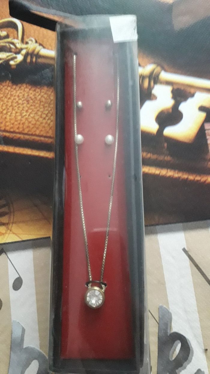 Collier plus boucles d'oreilles