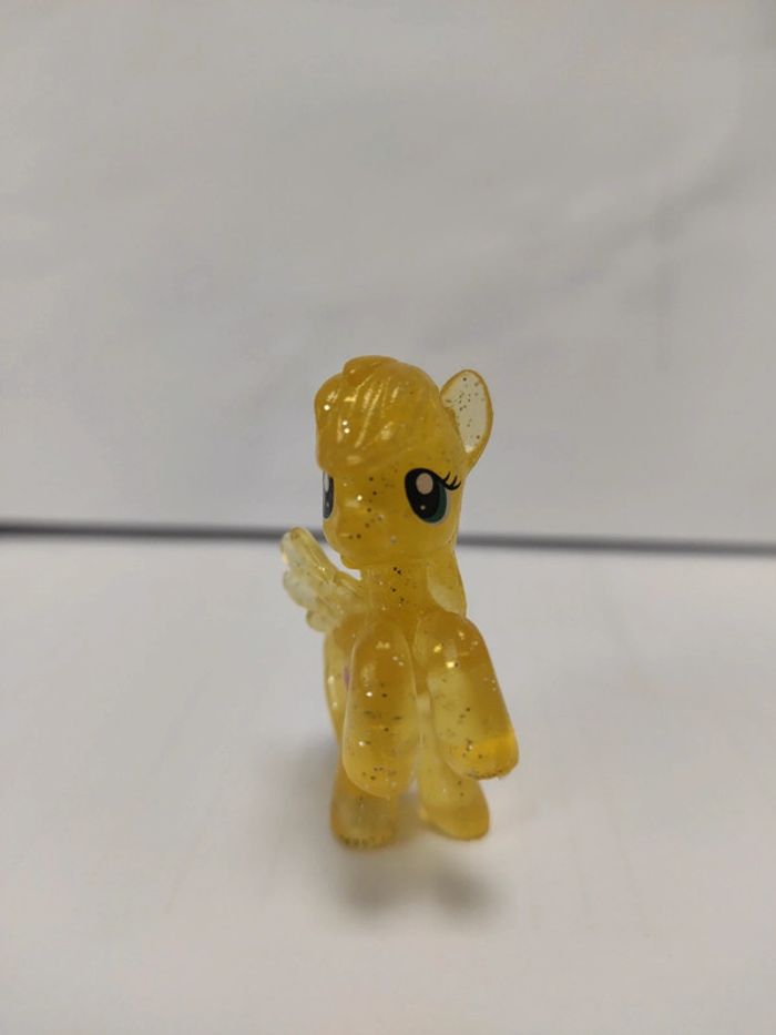 My Little Pony G4 blind bag wave 2 fluttershy #24 glittery #geektradeponeyg4 - photo numéro 4
