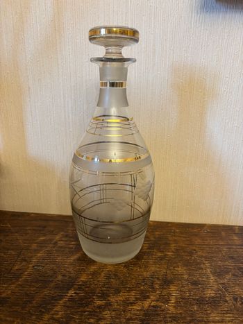 Carafe vintage en verre ciselé