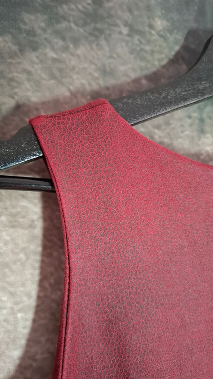 Robe douce bordeaux effet peau reptile - photo numéro 10