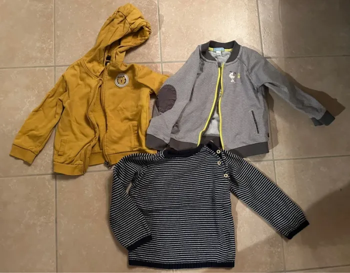 Lot de 3 gilets / pulls taille 3 ans