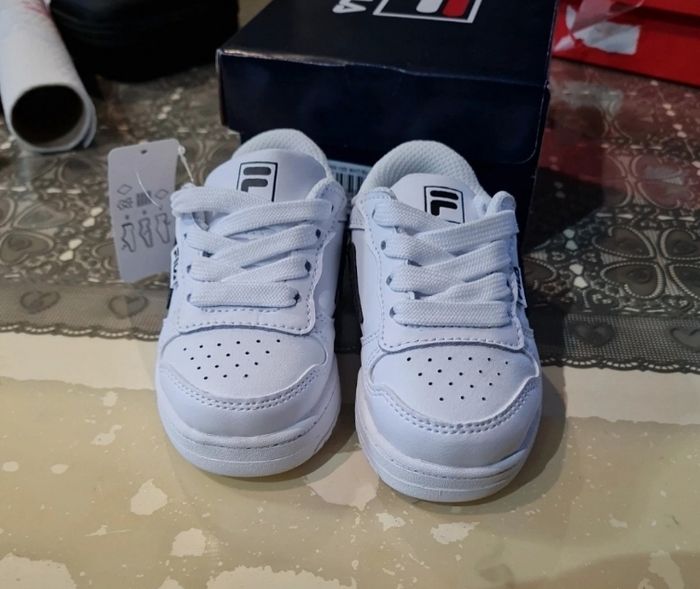 Basket fila neuve taille 20 - photo numéro 2