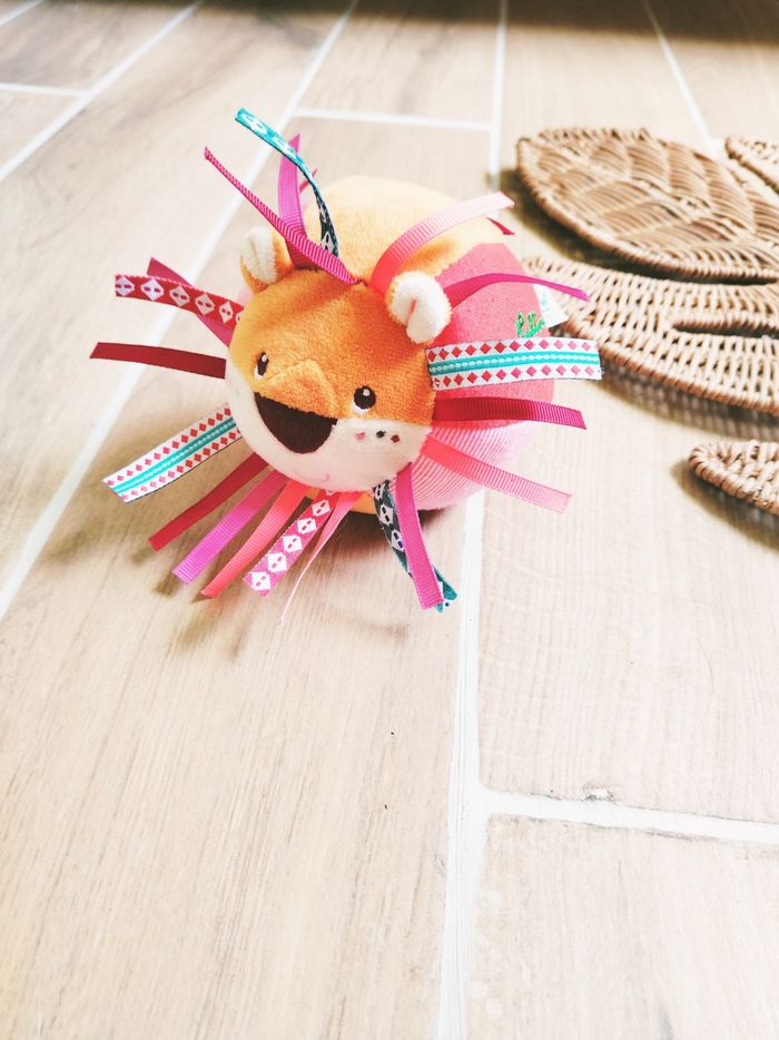 🦁Balle d'éveil sensorielle Lion en tissu/peluche avec hochet marque Lilliputiens