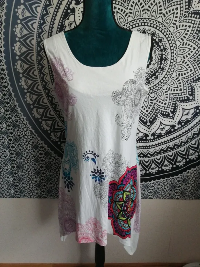 Tunique blanche sans manches asymétrique avec motifs mandala, rosace / coton du monde / (42) - photo numéro 2