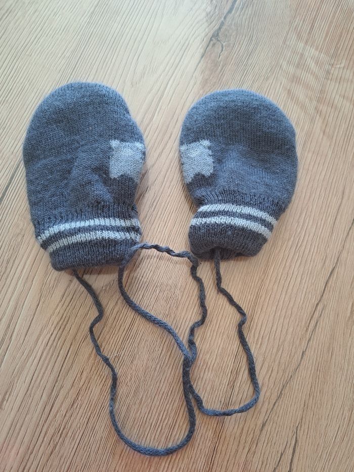 Paire de gants taille 6-12 mois