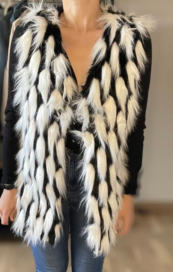 Veste sans manche noire et blanche fausse fourrure