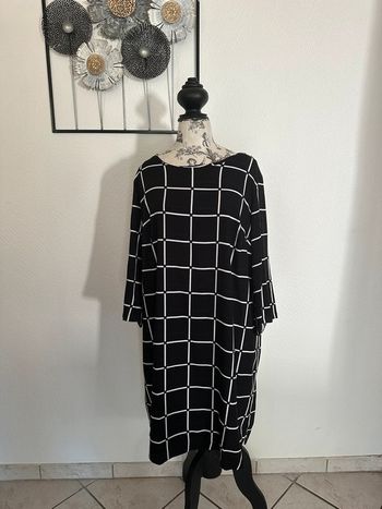 Robe noire rayure blanche T48