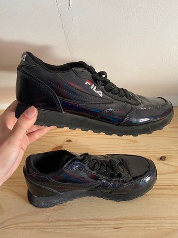 Basket Fila noires vernies