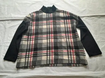 Pull femme à motif noir, blanc et rouge taille unique
