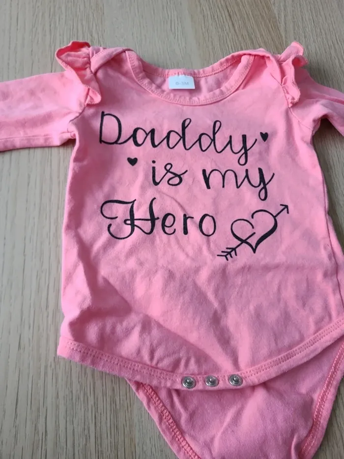 Body " papa est mon heros" - photo numéro 3