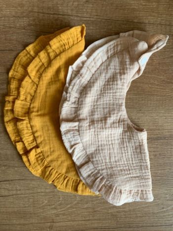 Lot de 2 bavoirs en gaze de coton neuf  beige et moutarde