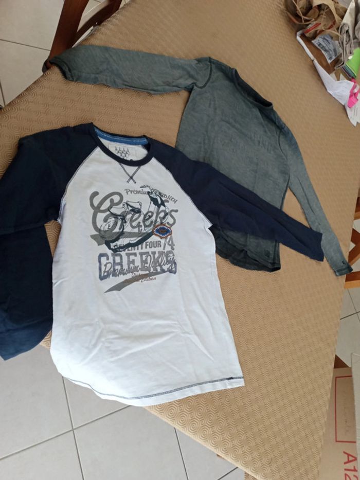 Lot de 2 t-shirts manches longues taille 12 ans en très bon état