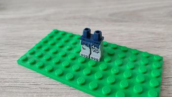 Hanches et jambes gris bleuâtre clair pagne bleu foncé 6075294 pièce détachée Lego #C06