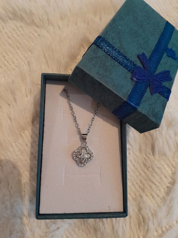 Collier Trèfle 4 feuilles, couleur Argentée avec strass