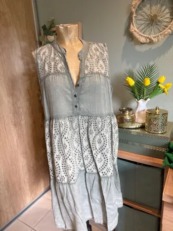 Jolie robe sans manches broderie et doublée en coton femme