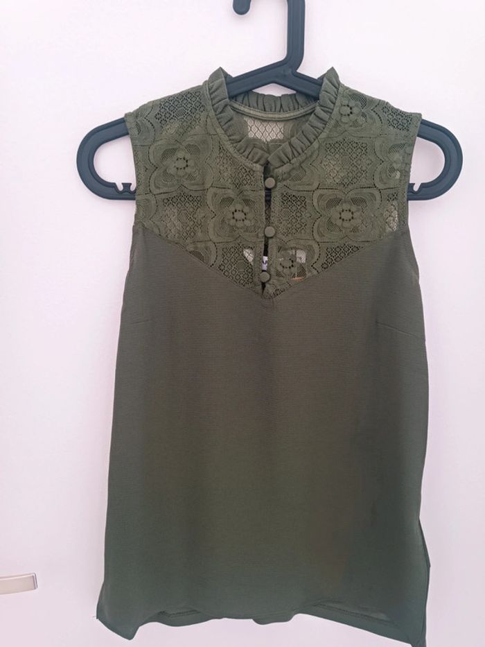 Blouse vert kaki boutons et dentelle Naf Naf Taille S Neuf avec étiquette - photo numéro 2