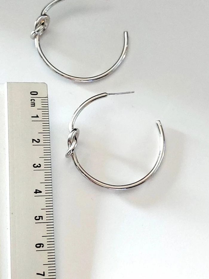 Magnifique paire de boucles d'oreilles créoles couleur argenté - photo numéro 6