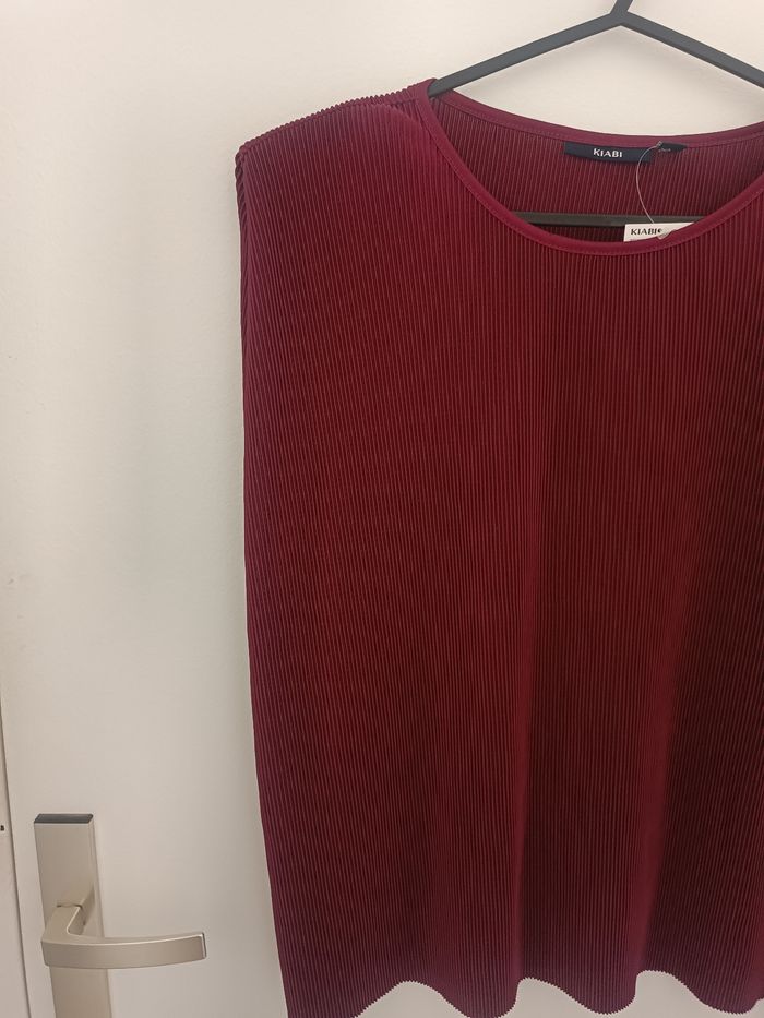 Top blouse sans manches plissé bordeau avec épaulettes

Kiabi

Taille M

Neuf avec étiquette