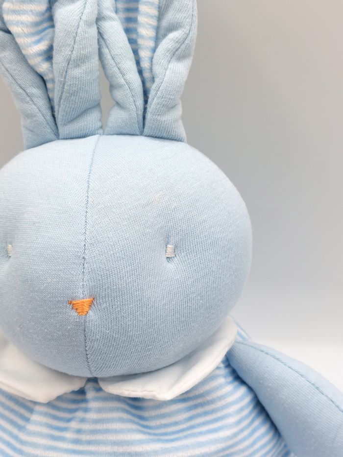 Peluche doudou lapin boule bleu rayures Bébé KLORANE col blanc 25 cm assis - photo numéro 2