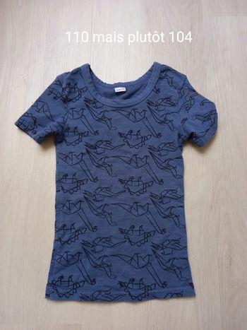 T-shirt 98 mais plutôt 104