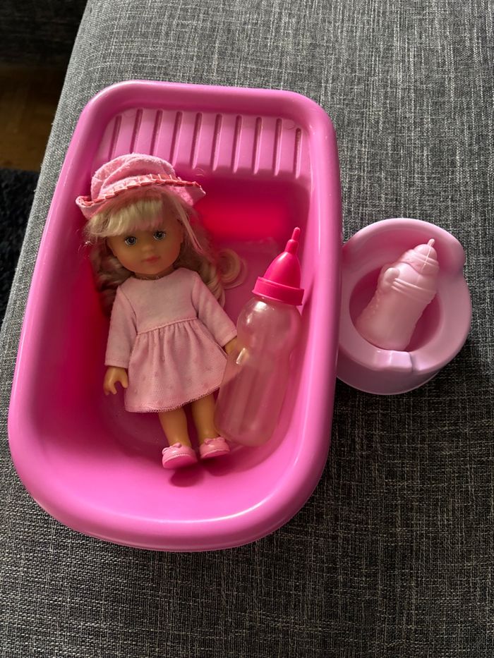 Poupée avec son bain, son pot et 2 biberons