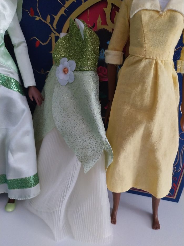 3 Poupées Tiana Restaurant Serveuse et en robe bleue et couronne + tenue verte princesse Disney - photo numéro 6