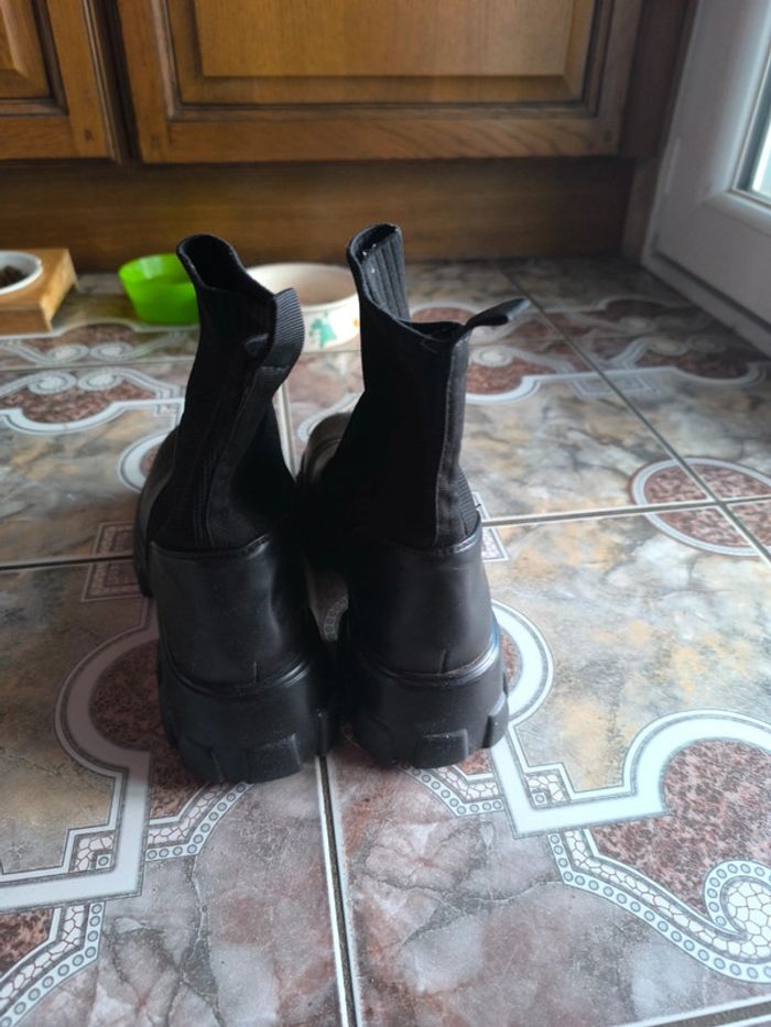 Paire de boots noires - photo numéro 9