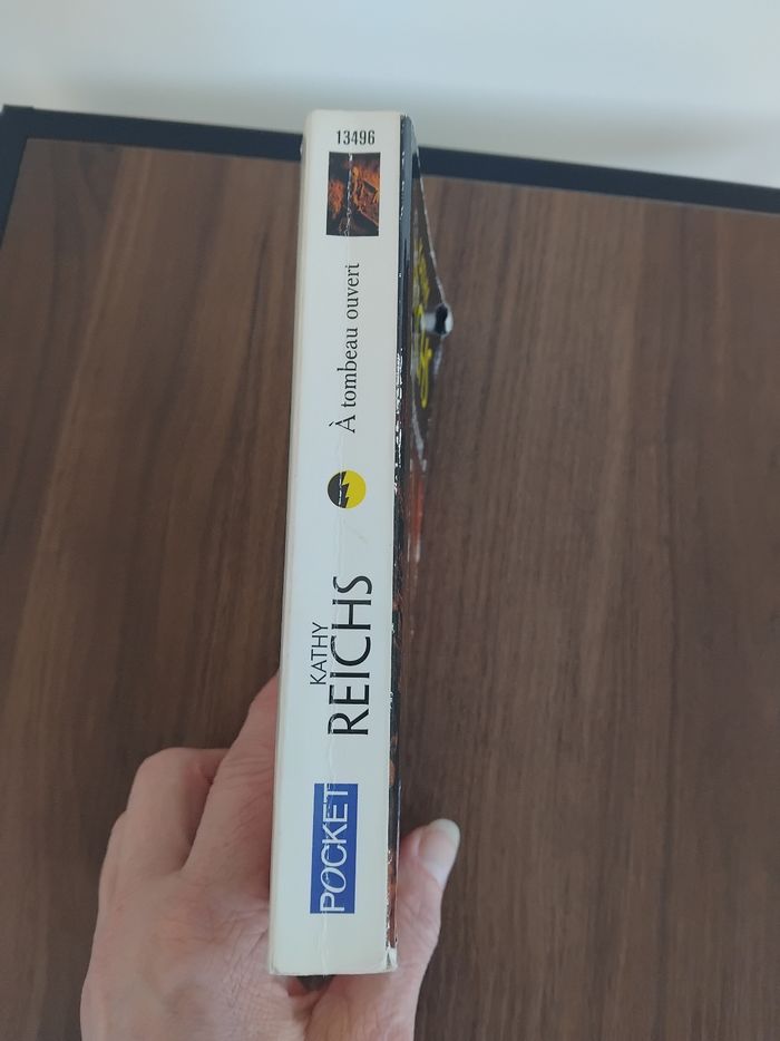 Roman policier à tombeau ouvert Kathy reichs - photo numéro 3