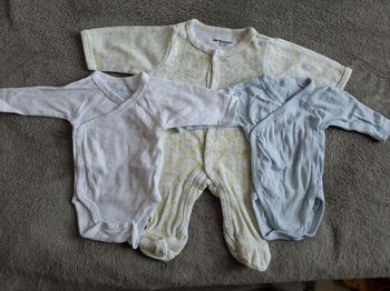 Lot 2 bodys + 1 pyjama naissance