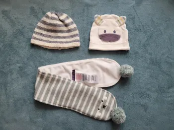 2 bonnets et 1 écharpe