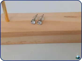 Clous d’oreilles brillants tendance minimaliste