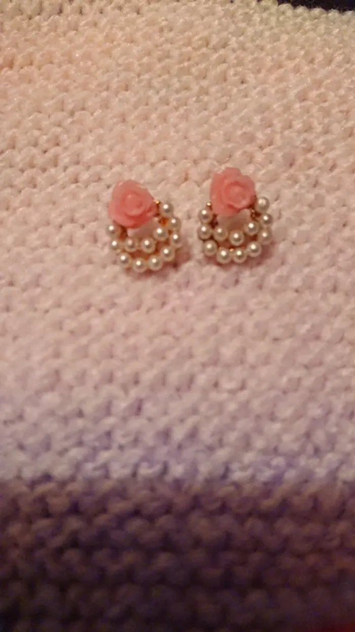 Boucles d'oreilles " rose et perlées "
