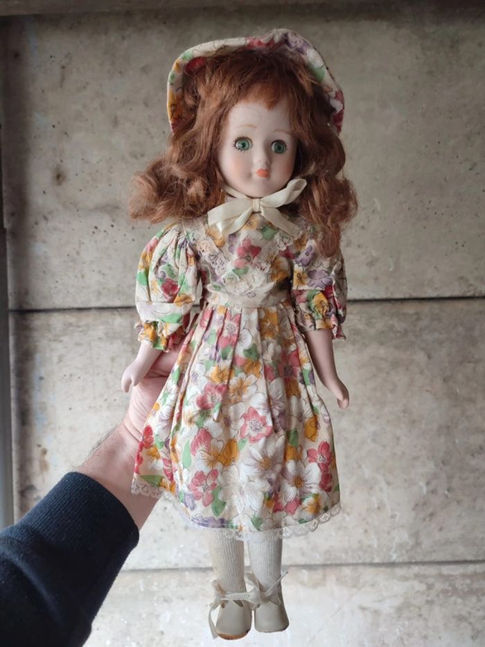 Poupée porcelaine