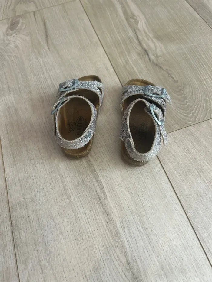 Nu pied petite fille - photo numéro 3