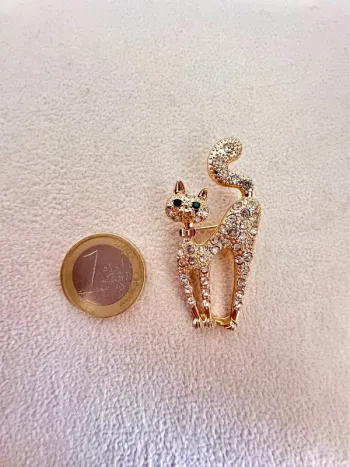 Broche chat doré – Diamanté encastré & éclat raffiné vintage