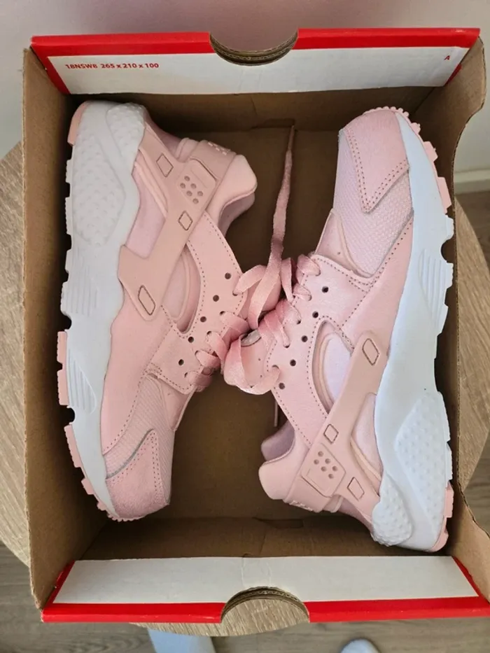 Nike huarache rose taille 36,5 neuves