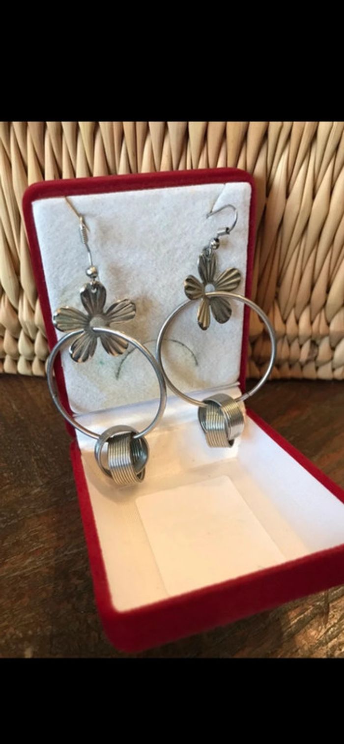 Magnifiques boucles d’oreilles anneaux , perles et fleurs - photo numéro 3