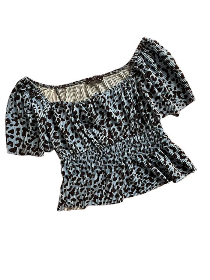 Blouse épaule dénudées léopard bleu et noir Bershka taille M très bon état - photo numéro 3