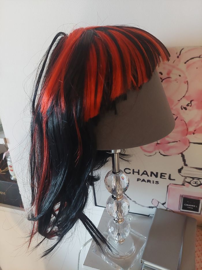 Perruque adulte noir/rouge déguisement Halloween TBE 🎃 - photo numéro 2