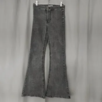 Beau jean type pattes d'éléphant