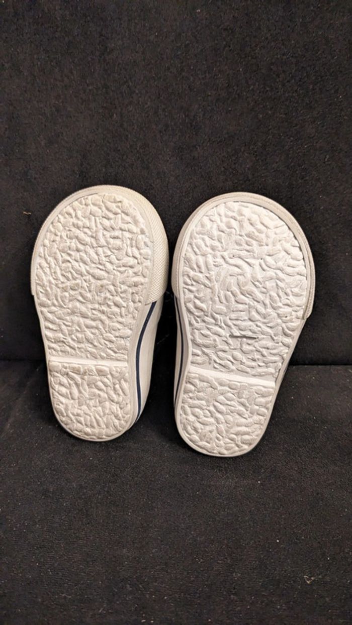 Paire de petites baskets garçon pointure 18 - photo numéro 3