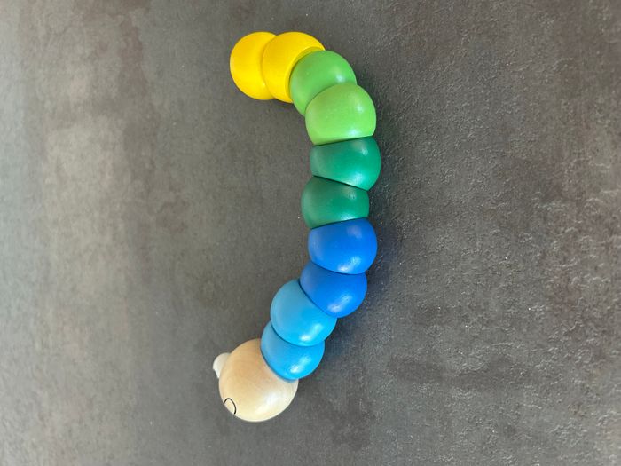 Chenille en bois coloré - photo numéro 3