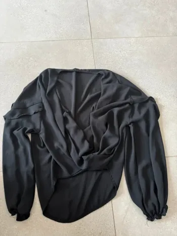 Haut noir C&P sud, taille M, très bon état