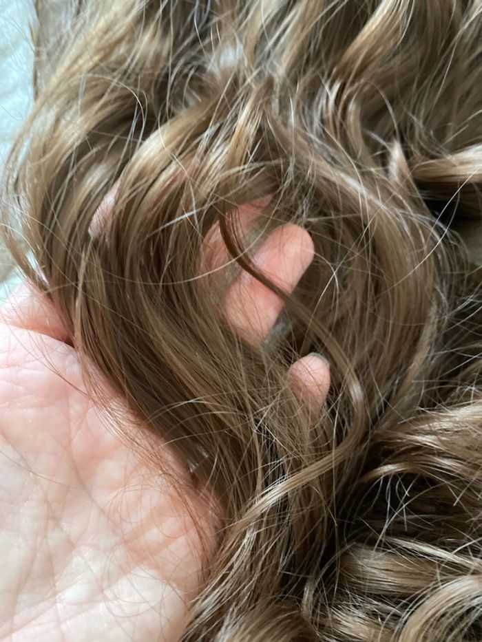 Extensions cheveux bouclées jamais utilisées - photo numéro 2